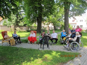Posezení na zahradě
